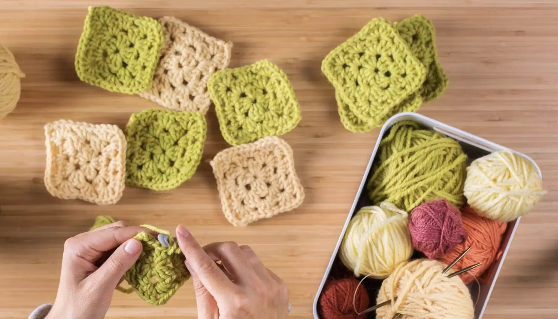 uncinetto con gomitoli di lana e cotone